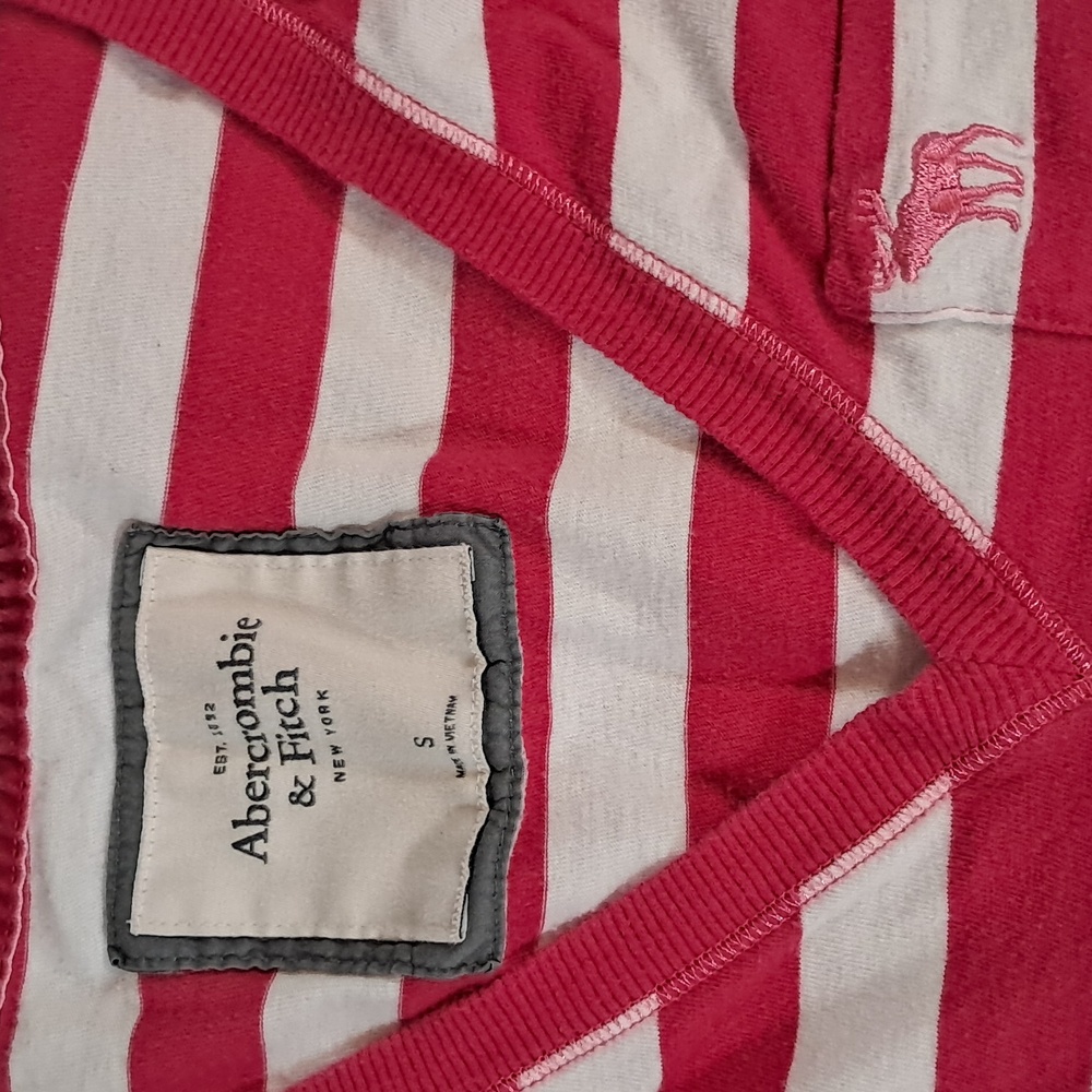 Abercrombie & Fitch v neck top size small - Picture 2 of 4